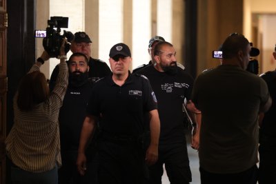 Съдът остави в ареста двама, свързвани с групата &bdquo;Калашниците"