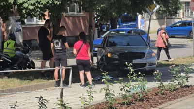Шофьор уадри тротоар до пешеходна пътека в Монтана.