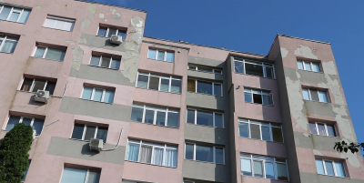 Саниран блок в Добрич започна да се разрушава още в гаранционния срок