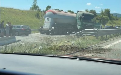 Отново тежка катастрофа с камион този път на АМ Струма