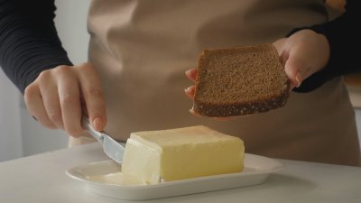 Масло почти без мляко: Глобиха две български фирми, които са го предлагали на пазара