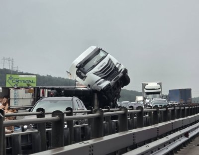 Overturned Lorry Is Causing Traffic Delays on Hemus Motorway
