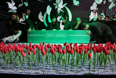 Иранските ръководители духовници и чуждестранни гости се поклониха първи пред