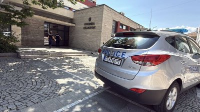 Сигнал за поставено взривно устройство затвори сградата на Община Казанлък