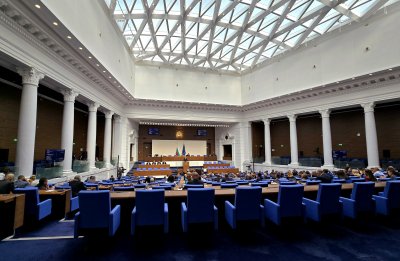 Закриването на комисията по досиетата беше на фокус в парламента