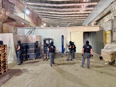 ГДБОП разкри нелегална фабрика за цигари в бивш завод в Мизия (СНИМКИ)