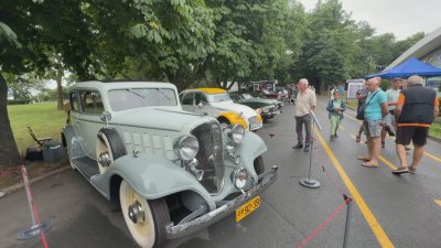 Ретро парад в Бургас събра близо 200 класически автомобила и мотора