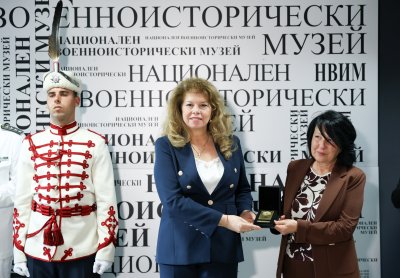 Президентът Илияна Йотова връчи почетен знак на Националния военно исторически