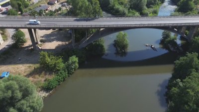 Деца скачат от 13-метров мост в Струма, въпреки фаталните рискове