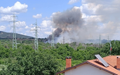 Шест екипа на пожарната гасят пламъци край комплекс Самарско знаме до Стара Загора