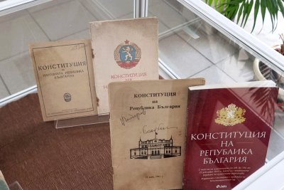 За 35 години Конституцията на България е била променяна шест пъти