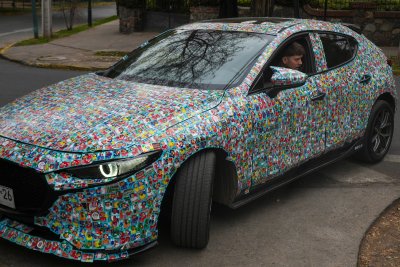 Чилийският инфлуенсър Ариел Осес облепи автомобила си със стикери от