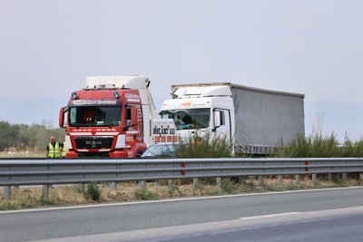 Аварирал камион затруднява движението в участък на АМ "Тракия"