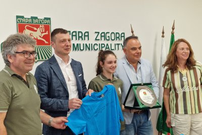 Световната вицешампионка по спортна стрелба за девойки Мария Атанасова получи плакет от Община Стара Загора