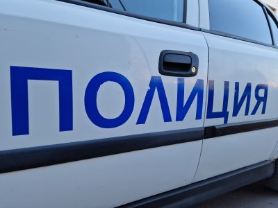 Момченце на година и половина с опасност за живота, след като е било притиснато от потеглил без шофьор автомобил
