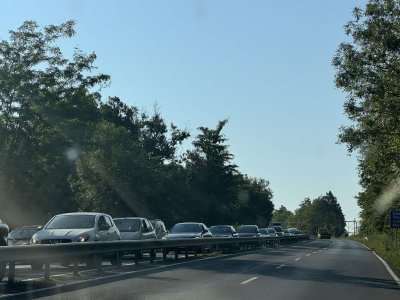 Верижна катастрофа образува километрично задръстване на пътя Созопол-Бургас