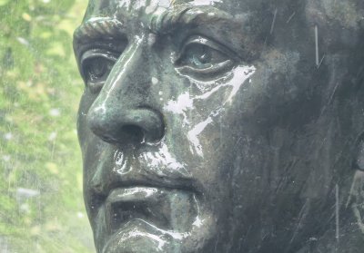 Почистиха паметника на Левски в Бургас (СНИМКИ)