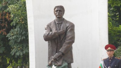Бронзов паметник на Апостола в цял ръст откриха в Търговище