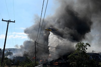 Пожар гори в близост до къщи на гръцкия остров Евбея