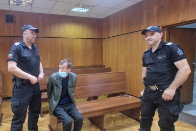 Румънският шофьор, предложил подкуп на полицаи в Чепеларе, остава в ареста