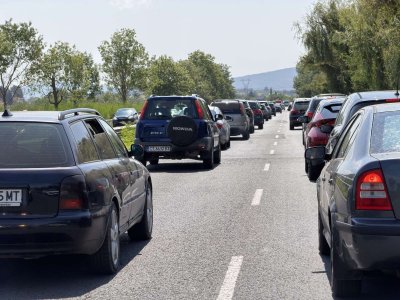 Два автомобила спрели в дясната лента блокираха движението на изхода