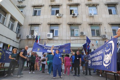 Медици блокираха булевард в София с искане за по-високи заплати