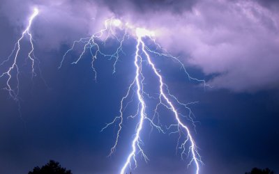 Двама души загинаха а около 53 000 домакинства останаха без