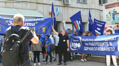 Медици блокираха булевард в София с искане за по-високи заплати