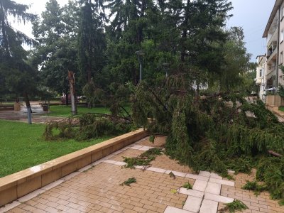 Буря и градушка удариха Ямболско, мълния предизвика пожар