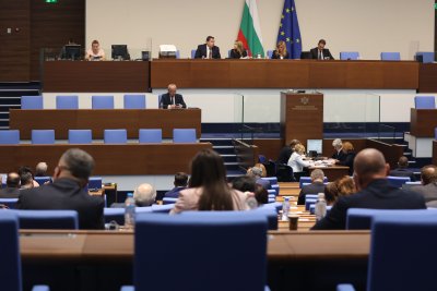 След 13 часа дебати и почти 6 часа гласуване в Народното събрание приеха бюджета за 2026 г.
