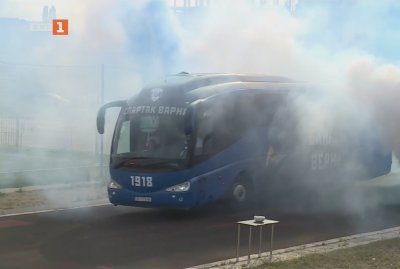 Феновете на Спартак Варна събраха пари за нов автобус на тима