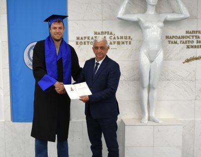 Ректорът на НСА връчи дипломата за магистър на Александър Везенков