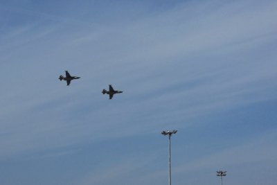 Кметове с позиция за разполагането на военни самолети в авиобаза &bdquo;Безмер&ldquo;