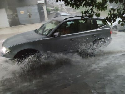 Силна буря с пороен дъжд и ураганен вятър връхлетя Варна (СНИМКИ)