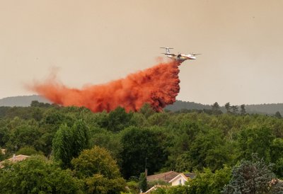 Франция остава в плен на унищожителни горски пожари Десетки хиляди