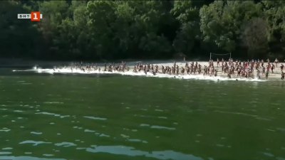 Петра Захариева и Калоян Драгнев спечелиха плувния маратон Галата - Варна