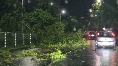 Тежка нощ и в Пловдив след опустошителна буря порой и