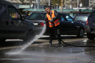 Миенето на улиците в София се извършва по график и по различна технология според настилката