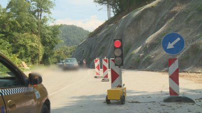 Продължава укрепването на голямото свлачище по пътя за благоевградския парк