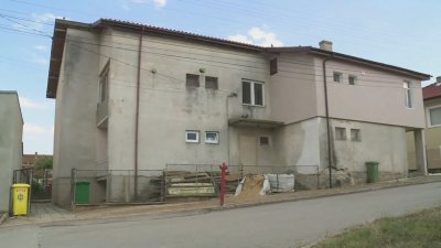 Мъж заля съпругата си с бензин и я запали край Варна, жената е с опасност за живота