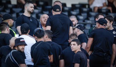 Скандирания "Оставка&ldquo; съпътстваха Венци Стефанов преди равенството между Славия и Локомотив София