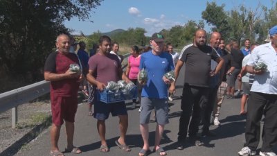 Десетки зеленчукопроизводители от Хасковско излязоха на протест и блокираха за