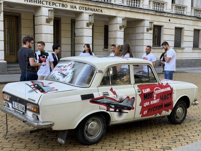 Младежите от &bdquo;Да, България&rdquo; с подарък за министър Димитър Стоянов - стар автомобил &bdquo;Москвич&rdquo;