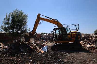 Събарят незаконни стопански постройки в столичния ж.к. &bdquo;Филиповци&ldquo;