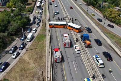 Четиримата пострадали при катастрофата с автобус в София са освободени за домашно лечение