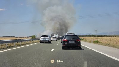 Запалил се автомобил спря движението и в двете посоки на АМ "Тракия"
