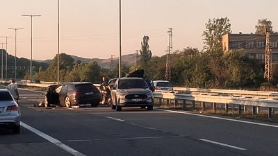 Верижна катастрофа с участието на четири автомобила е станала на