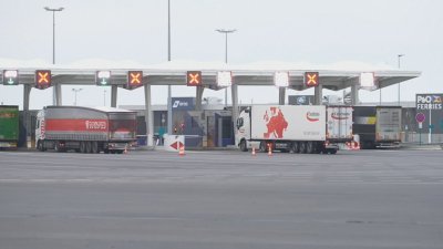 Bulgarian 112 Operators Rescue Bulgarian Drivers in France in a Midnight Ordeal with Migrants Attempting to Climb Their Lorries