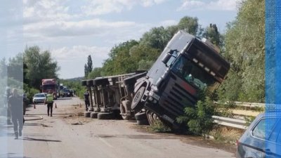 Тир се вряза в мантинелата на пътя Мездра - Враца