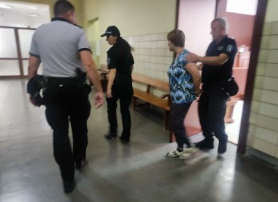 38-годишната жена, обвинена в опит за въоръжен грабеж на аптека, остава в ареста